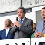 Un pastor evangélico se encadena frente al Oncológico del Cibao, en medio de protestas