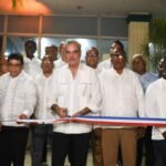 Un pastor evangélico se encadena frente al Oncológico del Cibao, en medio de protestas