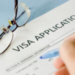 Abinader recibe el nuevo pasaporte electrónico y comienza su implementación en el país