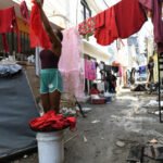 Duermen en el suelo y secan los colchones al sol: El panorama en Los Alcarrizos, tras inundaciones