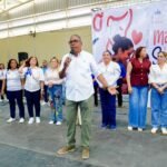 Raphael recibe la llave de la ciudad de San Juan en Puerto Rico.