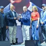 Marileidy Paulino recibe reconocimiento del Banco Popular.